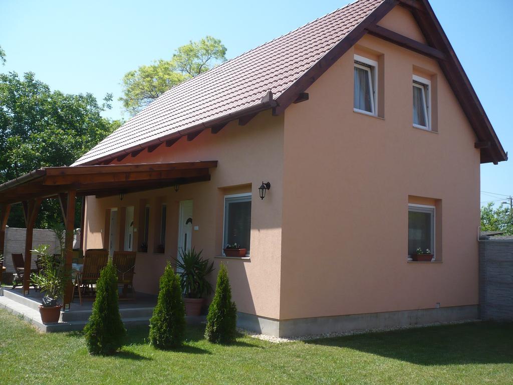 Eszter Apartmanhaz Hajduszoboszlo Exterior photo